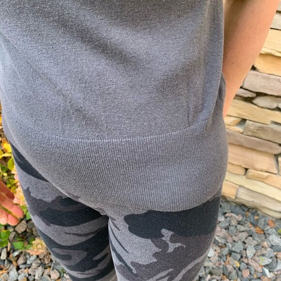 H&M grey with pearls beautiful short- sleeved blouse, size Small - Picture 6 of 8